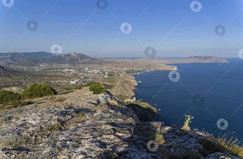 Скачать Вид со склона горы. Побережье Черного моря, Крым. фотосток Ozero