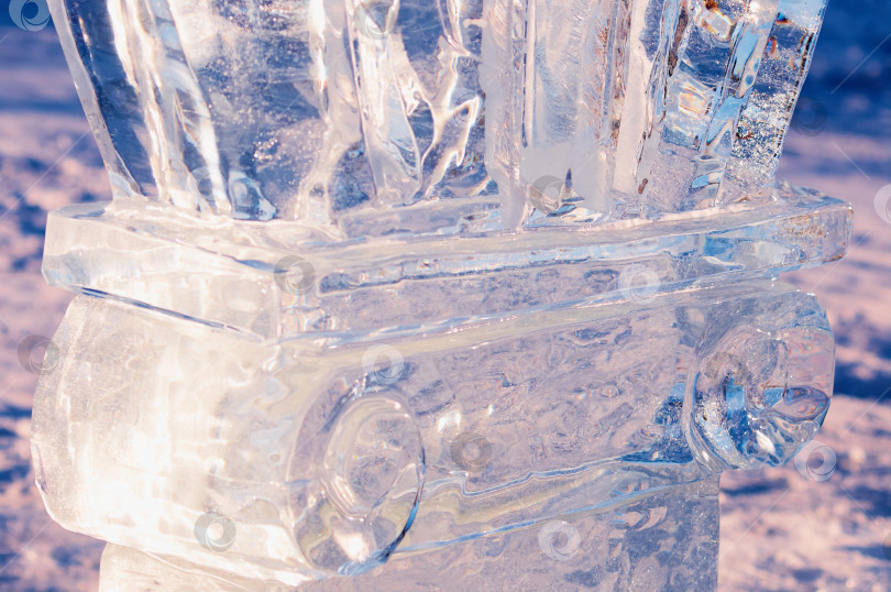 Скачать Фрагмент ледяной фигуры в лучах солнца. Рождественский натуральный узор. Преломление, отражение и оптические искажения. фотосток Ozero