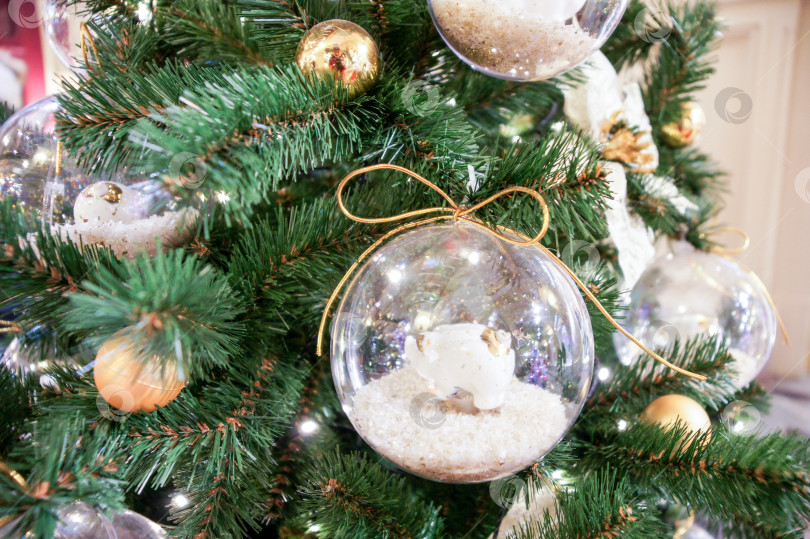 Скачать Прозрачные шары на рождественской елке. фотосток Ozero