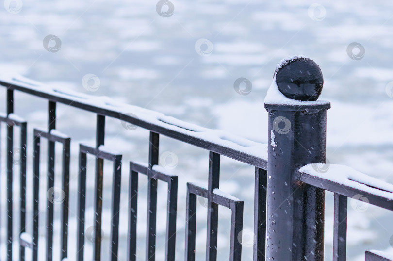 Скачать White frost on the black metal railings of the Amur river embankment on a winter morning. The texture of a natural phenomenon. Close up. Selective focus фотосток Ozero