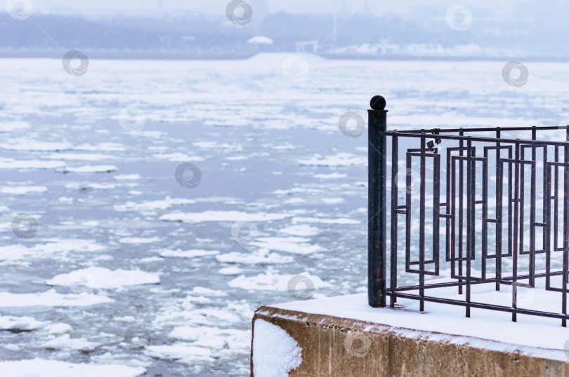 Скачать White frost on the black metal railings of the Amur river embankment on a winter morning. фотосток Ozero