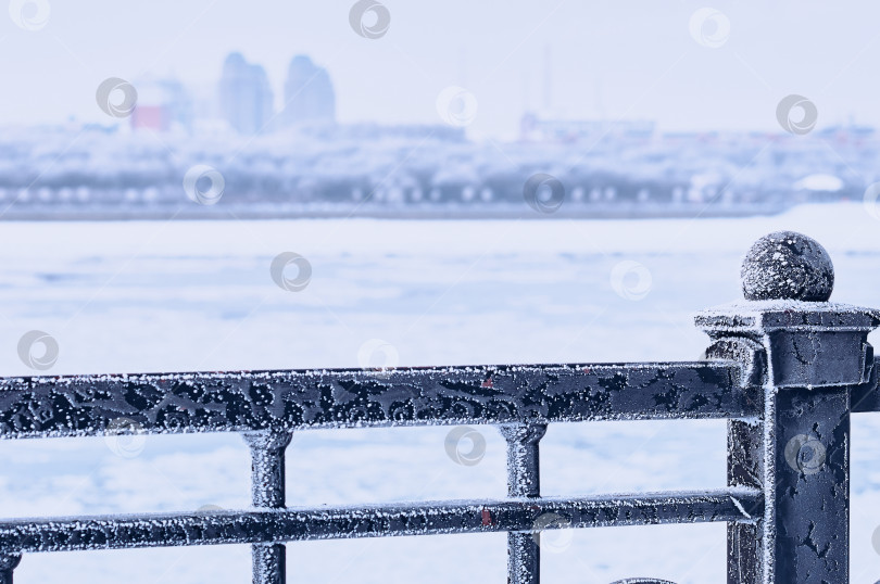 Скачать White frost on the black metal railings of the Amur river embankment on a winter morning. фотосток Ozero