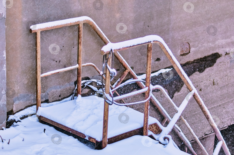 Скачать White frost on the black metal railings of the Amur river embankment on a winter morning. фотосток Ozero