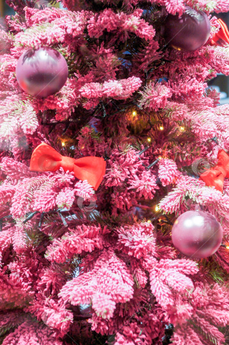 Скачать Розовая рождественская елка с игрушками. фотосток Ozero