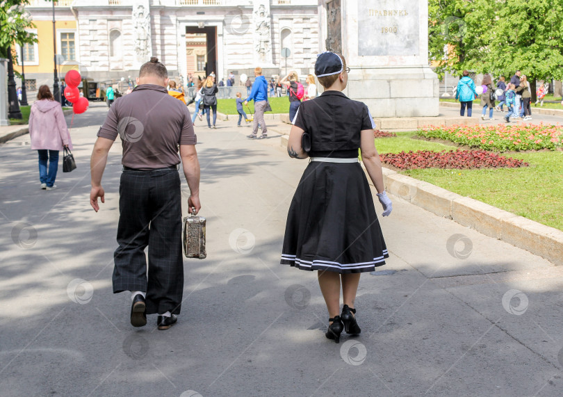 Скачать Пара съезжает с дороги. фотосток Ozero