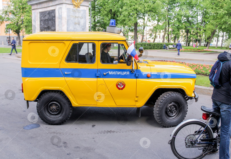 Скачать Советская полицейская машина с мигалкой на крыше. фотосток Ozero