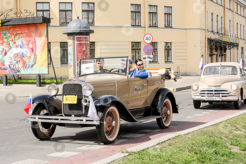 Скачать Ретро-автомобиль на газу выезжает на дорогу. фотосток Ozero