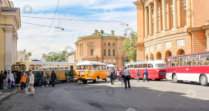 Скачать Ретро-автобусы подъезжают к стоянке. фотосток Ozero