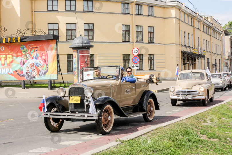 Скачать По дороге движется колонна ретро-автомобилей. фотосток Ozero