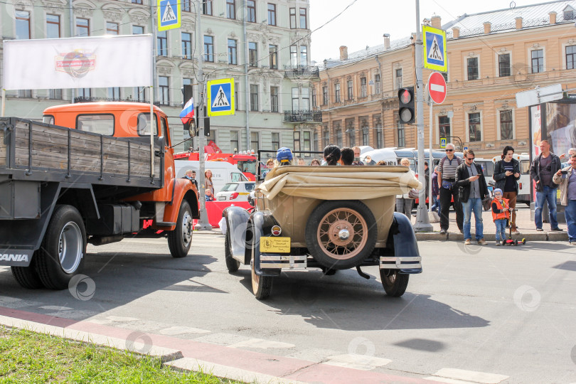 Скачать Размещение ретро-тарнспорта на стоянке. фотосток Ozero