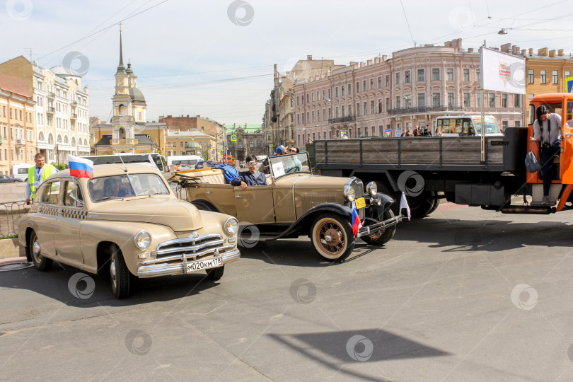 Скачать Ретро-автомобили на стоянке. фотосток Ozero