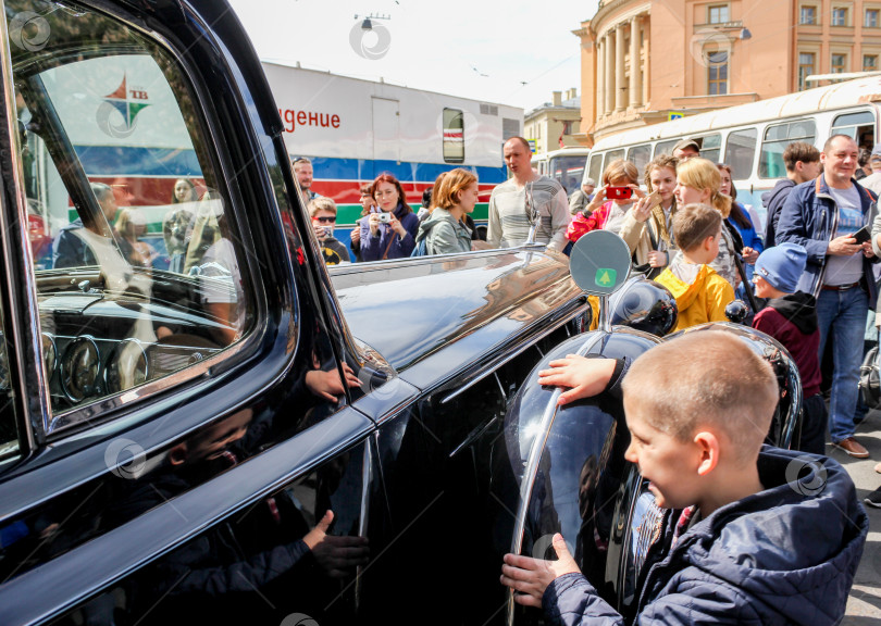 Скачать Посетители выставки ретро-транспорта. фотосток Ozero