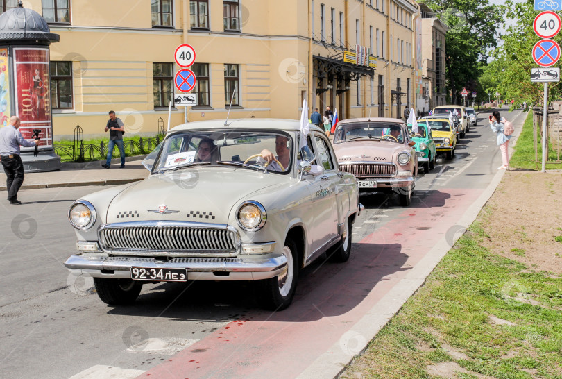 Скачать По дороге движется колонна ретро-такси. фотосток Ozero