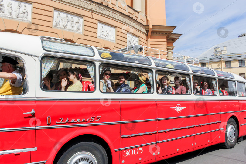 Скачать Женщины в ретро-платьях за окнами автобуса. фотосток Ozero
