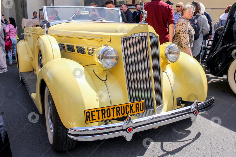 Скачать Ретро-автомобиль Packard в идеальном состоянии. фотосток Ozero