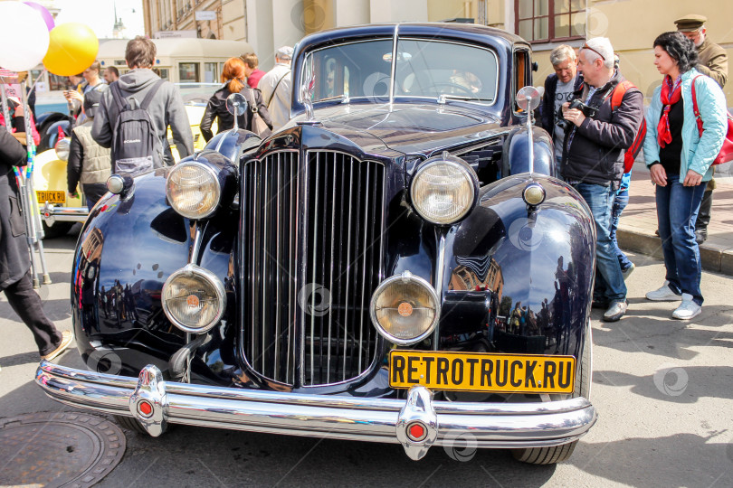 Скачать Черный ретро-автомобиль Packard в идеальном состоянии. фотосток Ozero