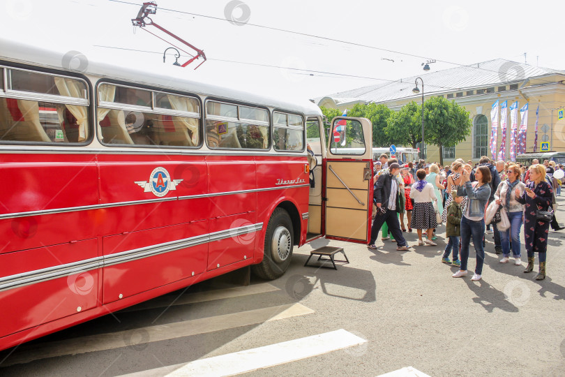 Скачать Посетители возле открытой двери автобуса. фотосток Ozero