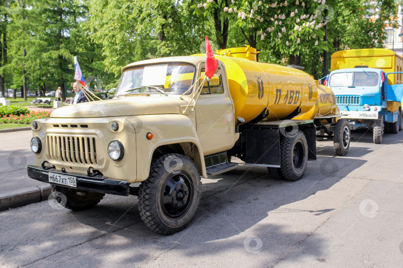 Скачать Грузовой ретро-транспорт. фотосток Ozero