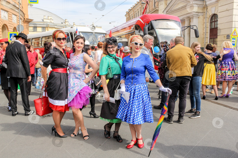 Скачать Показывают группу женщин, позирующих в стиле ретро. фотосток Ozero