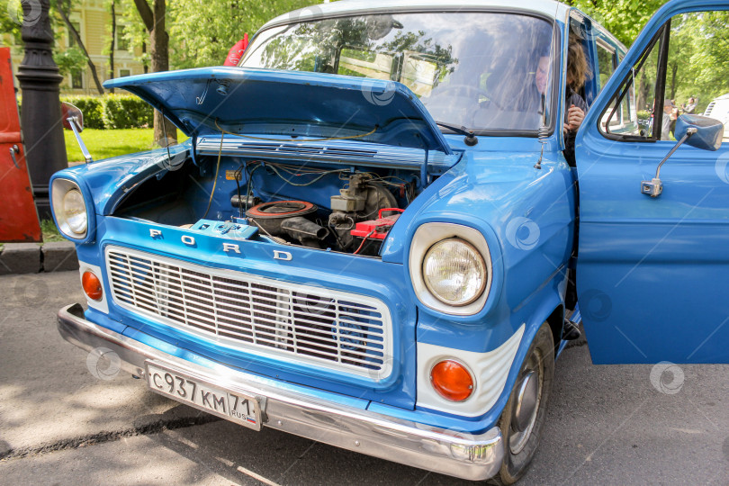 Скачать Открытый моторный отсек минивэна Ford. фотосток Ozero