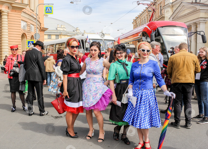 Скачать Показывают группу женщин, позирующих в стиле ретро. фотосток Ozero