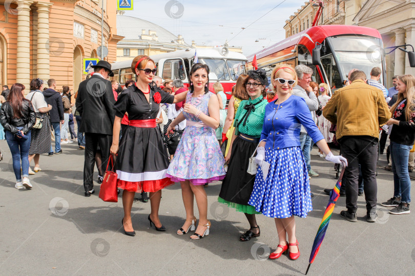 Скачать Шоу группы женщин в стиле ретро. фотосток Ozero