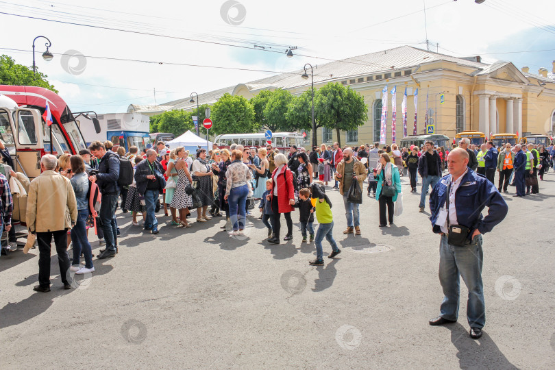 Скачать Толпа посетителей между автобусами. фотосток Ozero