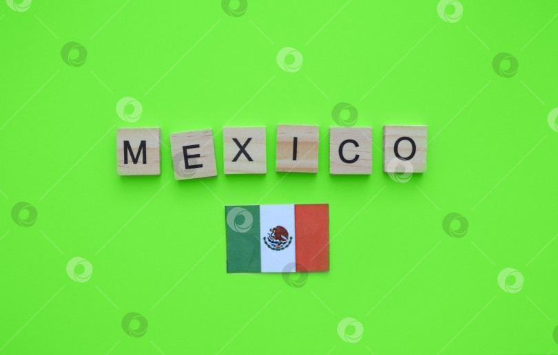 Скачать September 16, Independence Day of Mexico, flag of Mexico, minimalistic banner with the inscription in wooden letters фотосток Ozero