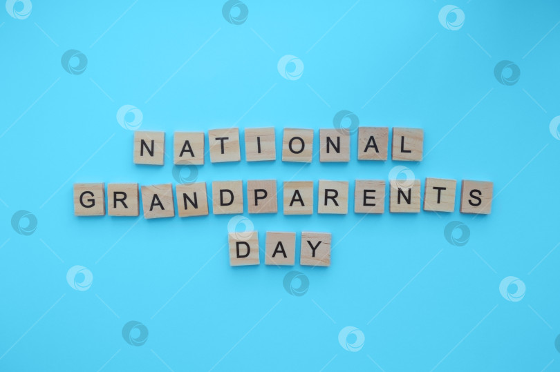 Скачать September 10, National Grandparents Day, minimalistic banner with the inscription in wooden letters фотосток Ozero