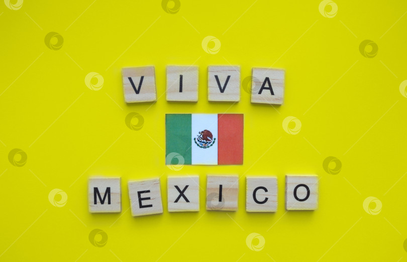 Скачать September 16, Independence Day of Mexico, Viva Mexico, flag of Mexico, minimalistic banner with the inscription in wooden letters фотосток Ozero