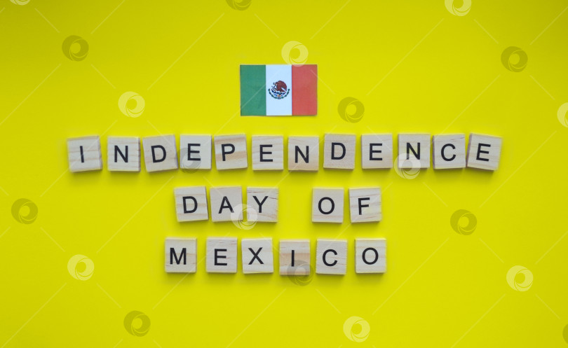 Скачать September 16, Independence Day of Mexico, flag of Mexico, minimalistic banner with the inscription in wooden letters on a yellow background фотосток Ozero