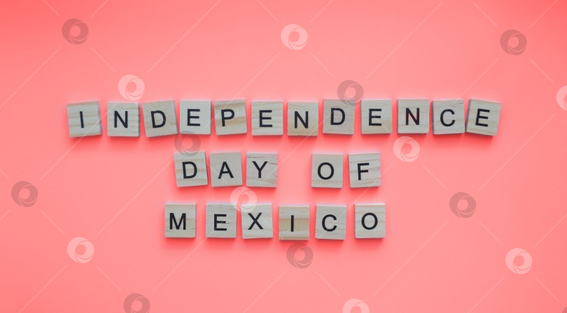 Скачать September 16, Independence Day of Mexico, flag of Mexico, minimalistic banner with the inscription in wooden letters on a pink background фотосток Ozero