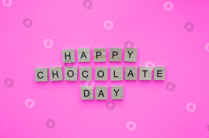 Скачать September 13, International Chocolate Day, minimalistic banner with the inscription in wooden letters on a pink background фотосток Ozero