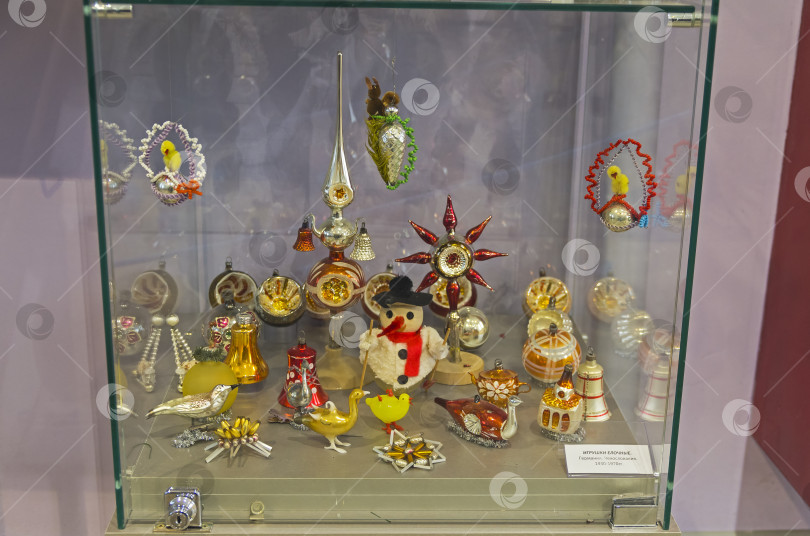 Скачать Old Christmas toys made in Germany and Czechoslovakia. фотосток Ozero