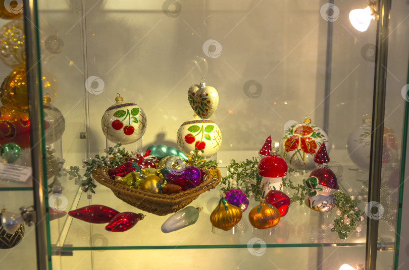 Скачать Modern Christmas toys in the form of vegetables, mushrooms and fruit. фотосток Ozero