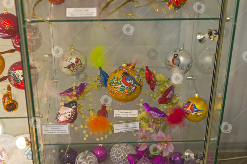 Скачать Christmas toys in the form and with the image of the birds. фотосток Ozero