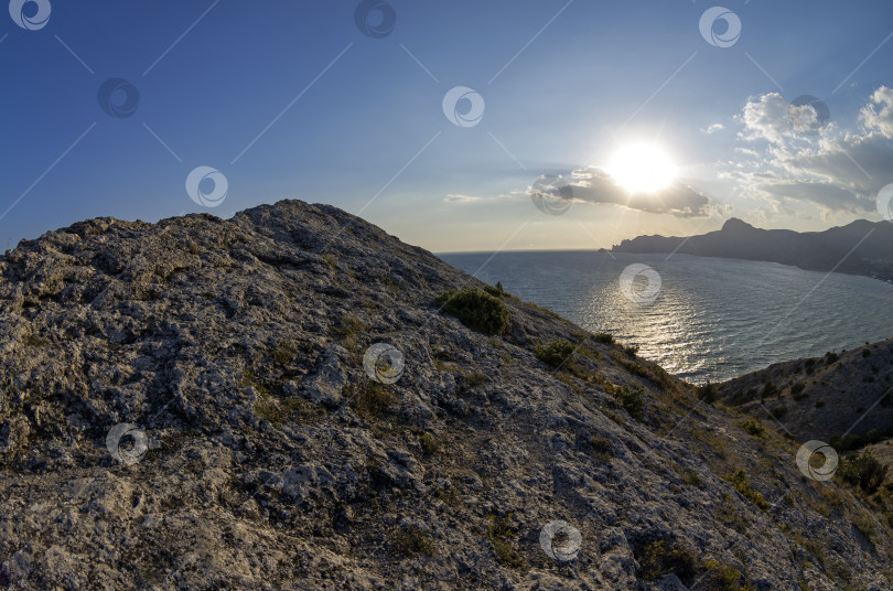Скачать Late afternoon sun over the horizon. Crimea, September. фотосток Ozero
