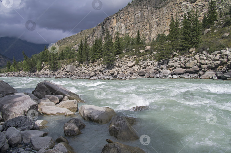 Скачать "Atlantes" rapids on Argut river. Altai Mountains, Russia. фотосток Ozero