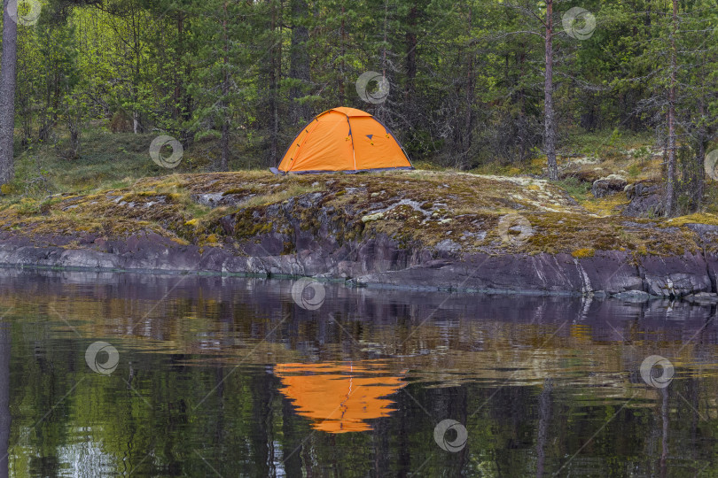 Скачать Tent on the shore and its reflection in the water. фотосток Ozero