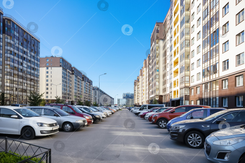 Скачать Городская улица с многоэтажными домами и припаркованные машины фотосток Ozero