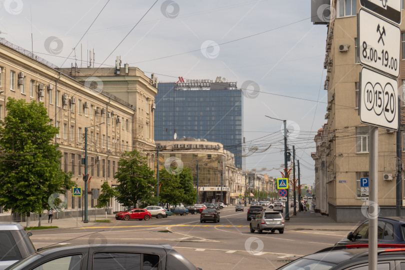 Скачать кинотеатр "Пролетарий" и отель "Мариотт" фотосток Ozero