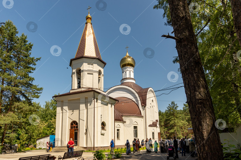 Скачать Праздник Троицы в храме в честь иконы Божией Матери "Всех скорбящих Радость" на Лесном кладбище. Воронеж фотосток Ozero