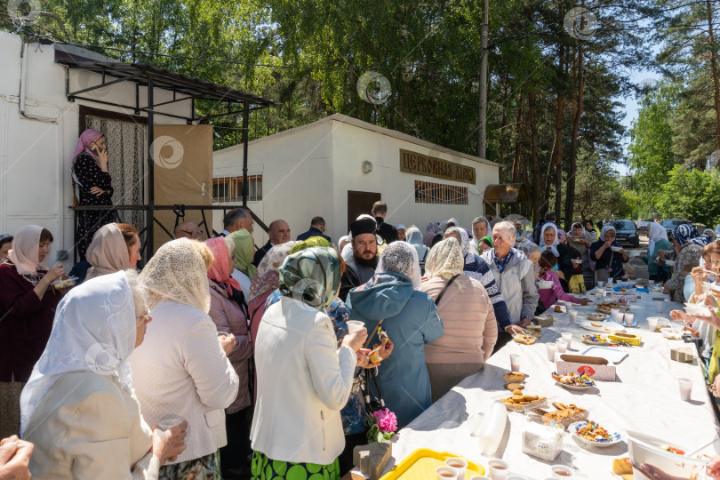 Скачать Трапеза в Праздник Троицы в храме в честь иконы Божией Матери "Всех скорбящих Радость" на Лесном кладбище. Воронеж фотосток Ozero