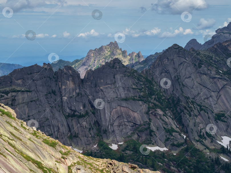 Скачать Mountain layers texture, mountain terrain. Colorful sunny morning landscape with silhouettes of big rocky mountains. фотосток Ozero