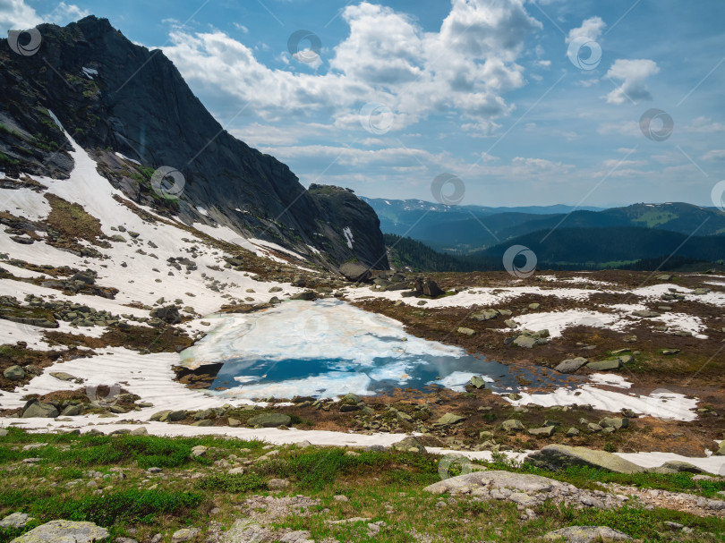 Скачать Spectacular view to scenic valley with beautiful mountain lake, conifer forest and camp in mountains. Amazing atmospheric highland landscape. Wonderful majestic wilderness nature scenery. фотосток Ozero