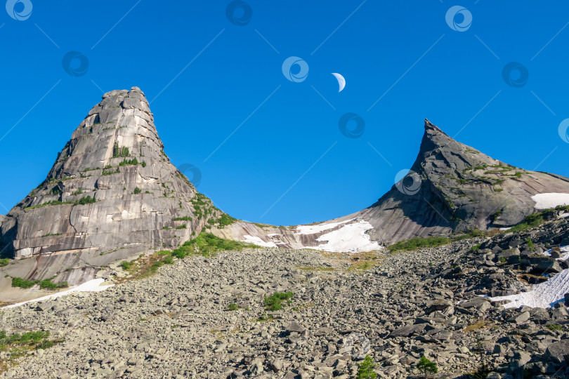 Скачать Parabola rock with crescent in Ergaki national park in Western Sayan, South Central Siberia. Unique mountains under a blue sky. фотосток Ozero