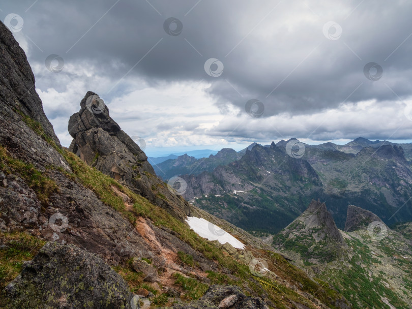 Скачать Pointed cliffs mountainside. Ghost rocks. Awesome scenic mountain landscape with big cracked pointed stones in misty rainy morning. Sharp rocks background. фотосток Ozero