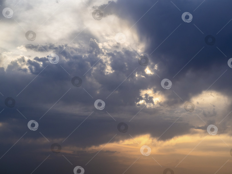 Скачать Sunset sky for background. Sun rays in colorful clouds фотосток Ozero