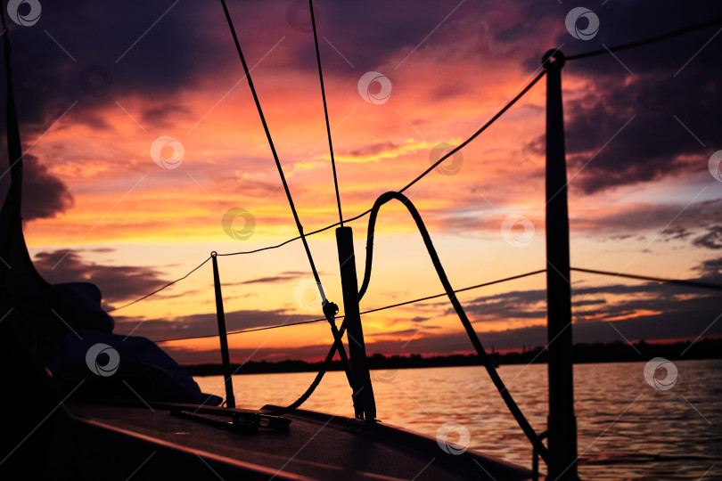 Скачать Photo of bright red sunset seen from yacht. фотосток Ozero