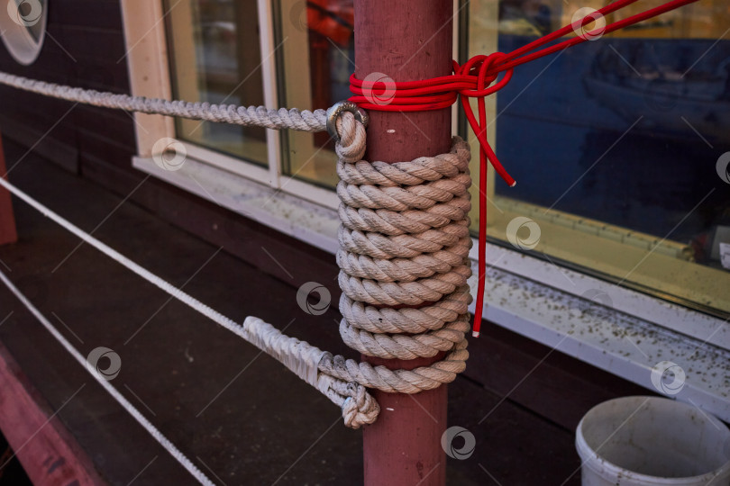 Скачать Photo of white twine rope wrapped around pipe. фотосток Ozero